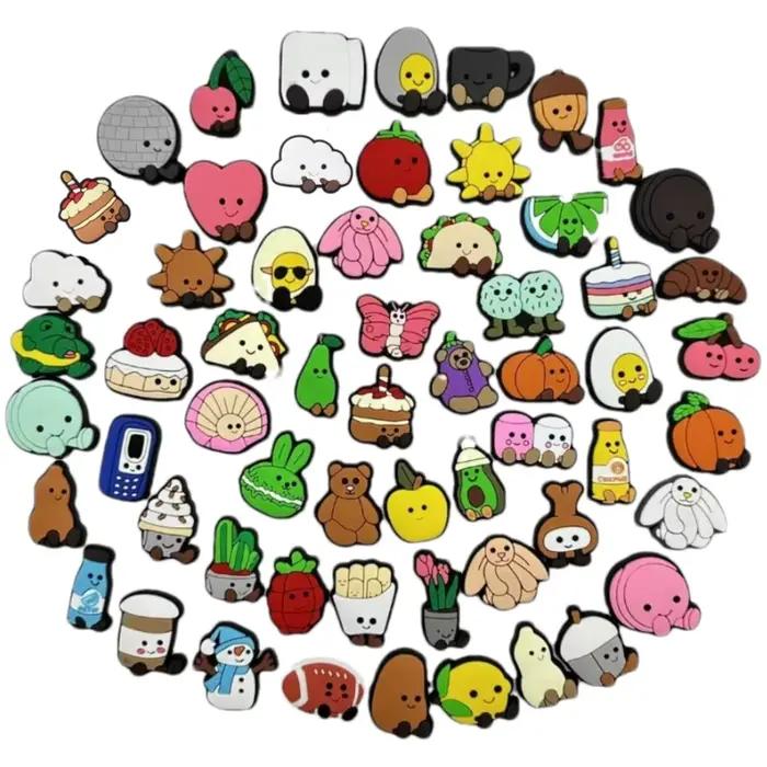 Des motifs mignons de nourriture, d'animaux et de personnages fantaisistes. Personnalisez vos chaussures avec ces accessoires mignons et ludiques.