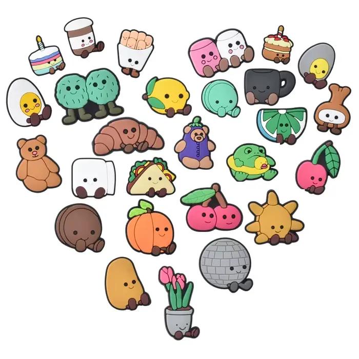 Des motifs mignons de nourriture, d'animaux et de personnages fantaisistes. Personnalisez vos chaussures avec ces accessoires mignons et ludiques.