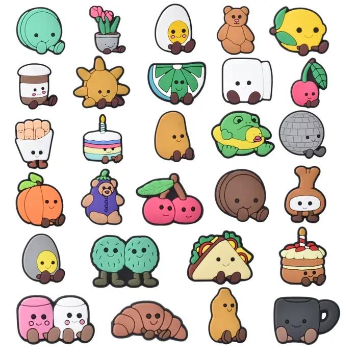 Des motifs mignons de nourriture, d'animaux et de personnages fantaisistes. Personnalisez vos chaussures avec ces accessoires mignons et ludiques.