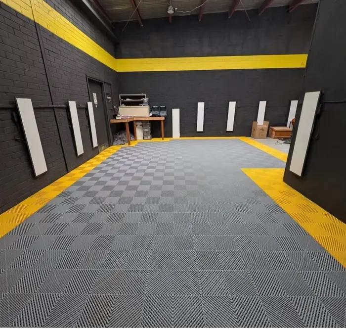 Dalles de sol modulaires antidérapantes et emboîtables pour garage – Tapis de sol en plastique PP/PVC pour ateliers et centres de detailing automobile