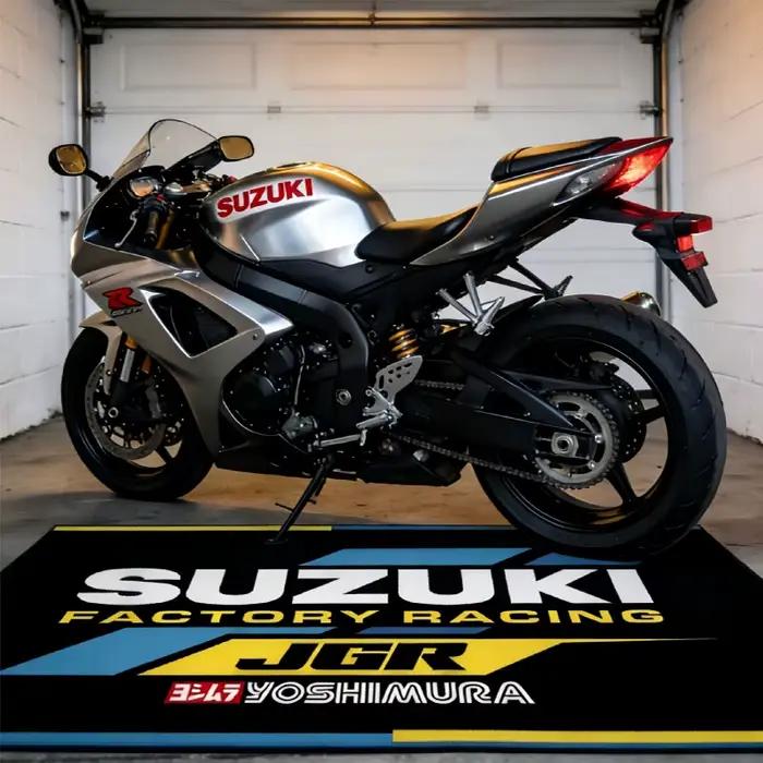 Tapis de garage Suzuki Motorsports, tapis de présentation moto racing cool, tapis pour vélo électrique, paillasson d'entrée, décoration de chambre et de maison