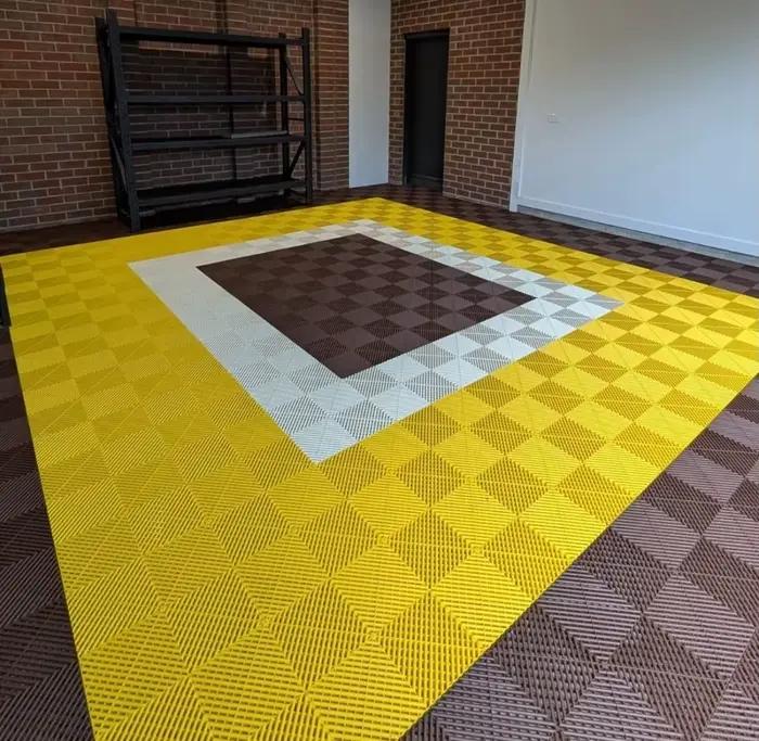 Dalles de sol modulaires antidérapantes et emboîtables pour garage – Tapis de sol en plastique PP/PVC pour ateliers et centres de detailing automobile