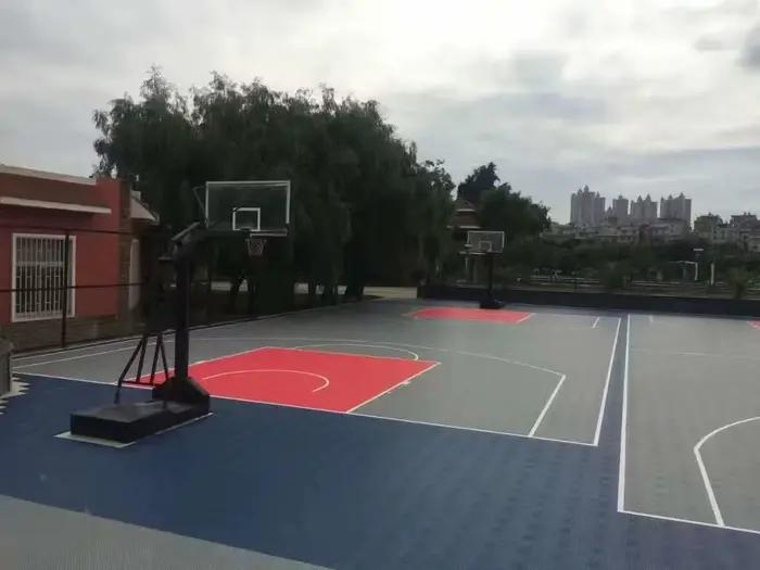Dalles de sol sportives multi-usages portables d'extérieur en PP pour terrains de basketball et de badminton – Solution de conception graphique