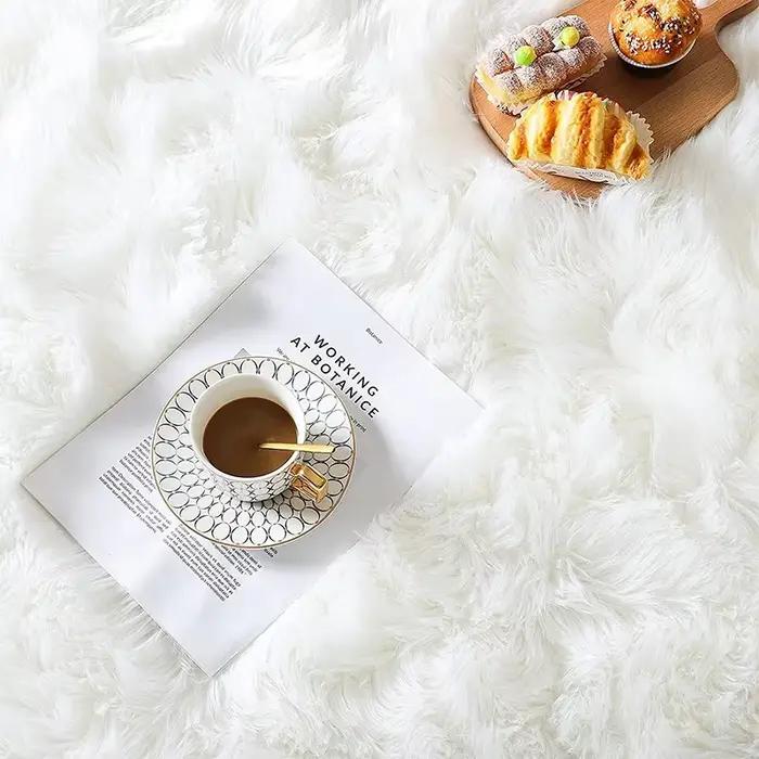 Tapis de luxe en fausse fourrure, grand tapis en peluche douce et moelleuse en velours noir et blanc pour salon, chambre à coucher, tapis décoratif