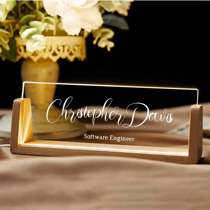 Personnalisez une plaque de bureau sur mesure avec une base en bois, une plaque en acrylique, des ac