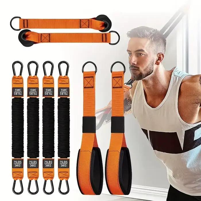 Équipement de fitness à domicile. Bande de résistance utilisée pour la pression descendante et d'autres exercices pour sculpter vos triceps et latissimus dorsi