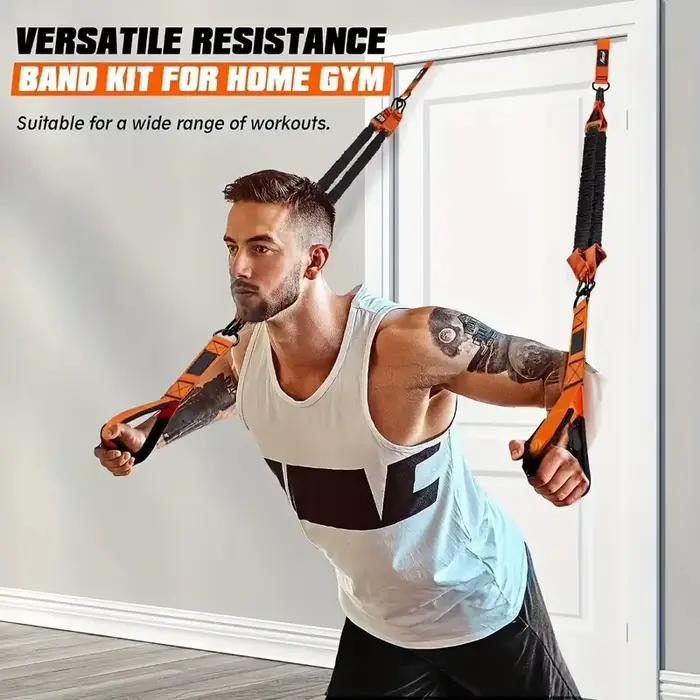Équipement de fitness à domicile. Bande de résistance utilisée pour la pression descendante et d'autres exercices pour sculpter vos triceps et latissimus dorsi