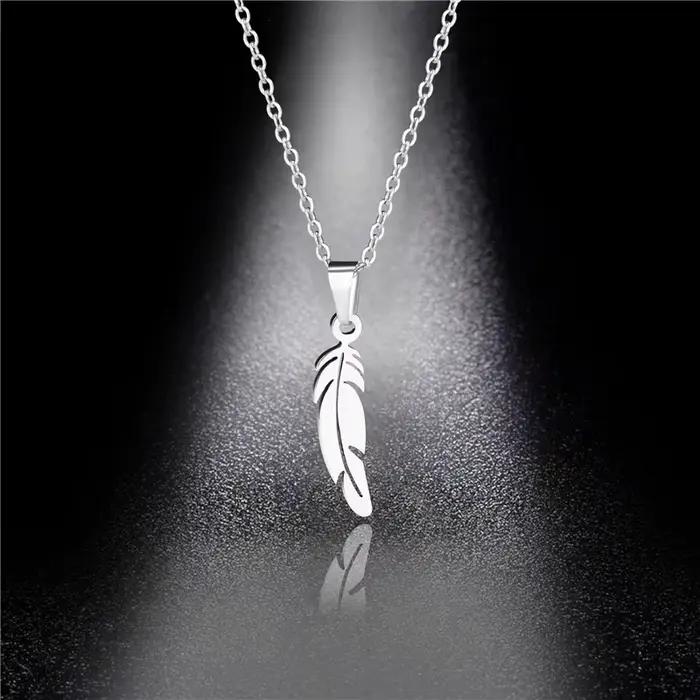 Accessoire de mode - collier en acier inoxydable avec plume pour femme, pendentif feuille en acier titane, pendentif bijou version coréenne