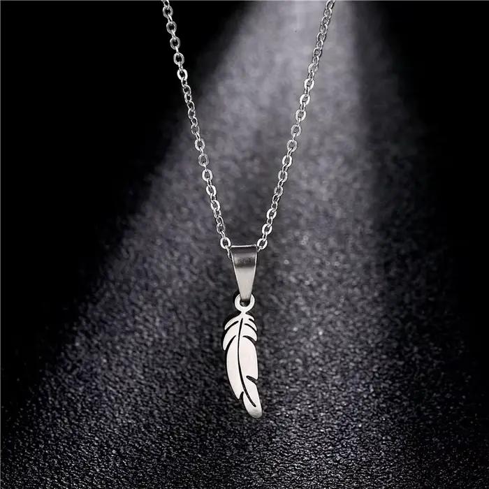 Accessoire de mode - collier en acier inoxydable avec plume pour femme, pendentif feuille en acier titane, pendentif bijou version coréenne